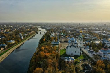 Drone Ormanı 'ndan nehir sonbahar manzarası, manzara manzarası...