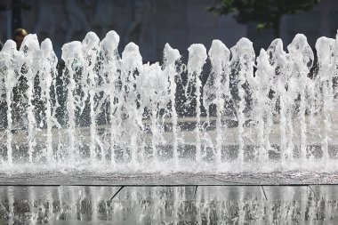 Jetler çeşme suyu yaz arkaplanı sıçraması