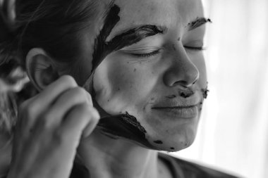 Ben, ev cilt gözeneği siyah kömür maskesi, kaplıca kadın yüzü.