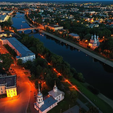 Vologda Kremlin gecesi, akşam manzarası, İHA 'nın hava manzarası, Mimari Rusya katedrali ve kilise