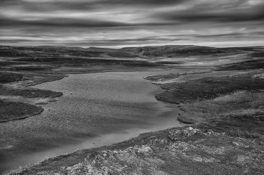 Kasvetli siyah beyaz manzara gökyüzü bulutları