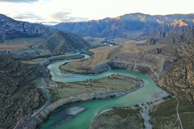 Dağ altai nehri manzaralı İHA, Altai turizmi manzaralı