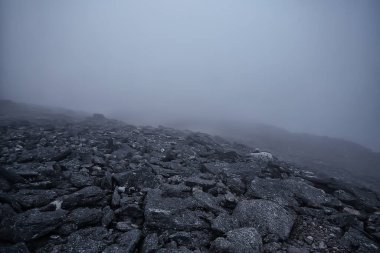 Dağlar kayalar sis manzarası, arka plan minimalizmi.