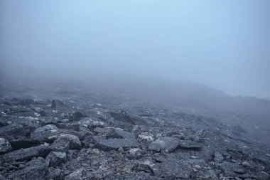 Dağlar kayalar sis manzarası, arka plan minimalizmi.