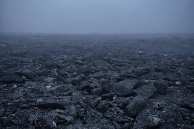 Dağlar kayalar sis manzarası, arka plan minimalizmi.