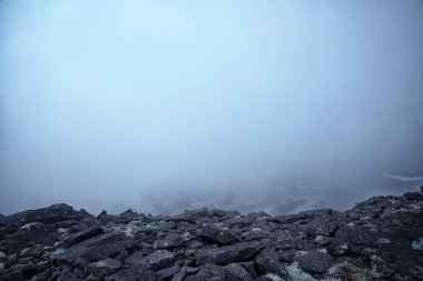 Dağlar kayalar sis manzarası, arka plan minimalizmi.