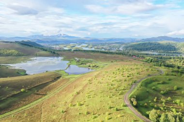 Altai Dağları insansız hava aracından manzara, Rusya 'nın tepe doğa manzarası