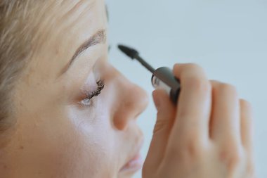 Kadın ruj sürüyor, güzel genç kadın model kozmetik ürünleri.