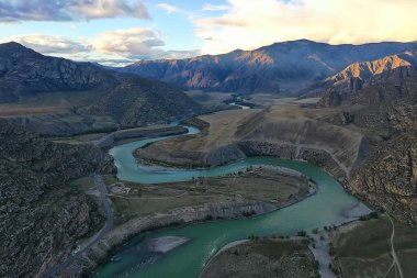 Dağ altai nehri manzaralı İHA, Altai turizmi manzaralı