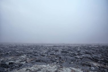 Dağlar kayalar sis manzarası, arka plan minimalizmi.