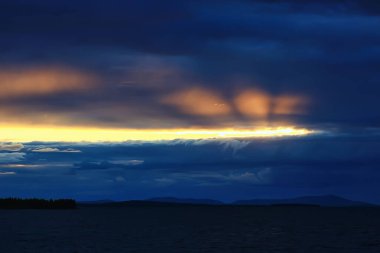 Yaz günbatımı gölü, doğa, güzel gökyüzü