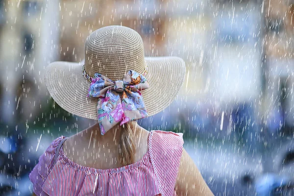 雨の女性のドレスヨーロッパ夏の雨の日若い女性の観光地中海 — ストック写真