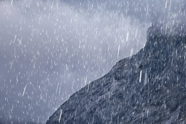 Chuva Natureza Fundo Montanhas Abstrato Nevoeiro Paisagem Nevoeiro Escuro — Fotografia de Stock