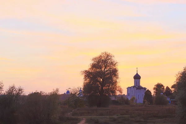 Pokrywa Nerl Kościół Krajobrazowy Zachodzie Słońca Nieba Złoty Pierścień Vladimir — Zdjęcie stockowe