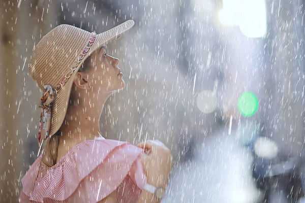 雨の女性のドレスヨーロッパ夏の雨の日若い女性の観光地中海 — ストック写真