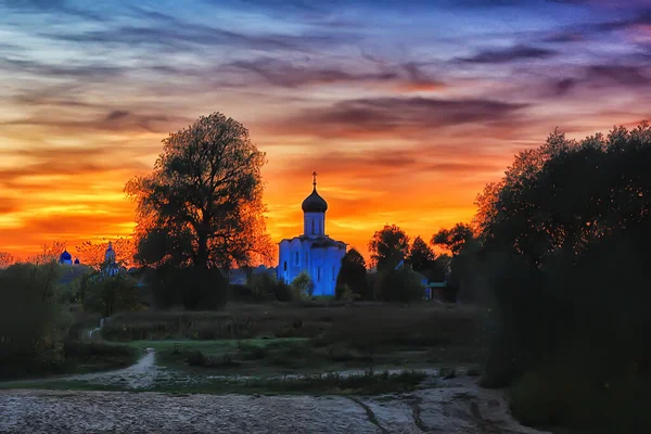 Pokrywa Nerl Kościół Krajobrazowy Zachodzie Słońca Nieba Złoty Pierścień Vladimir — Zdjęcie stockowe