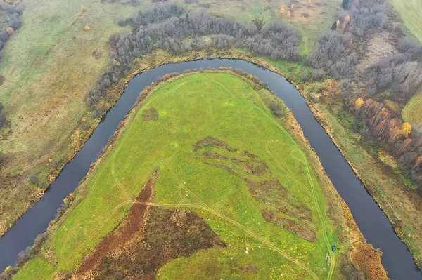 Drone Ormanı 'ndan nehir sonbahar manzarası, manzara manzarası...