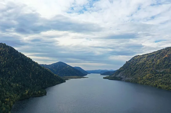 森林湖の上からの眺め景観自然景観森林背景 — ストック写真