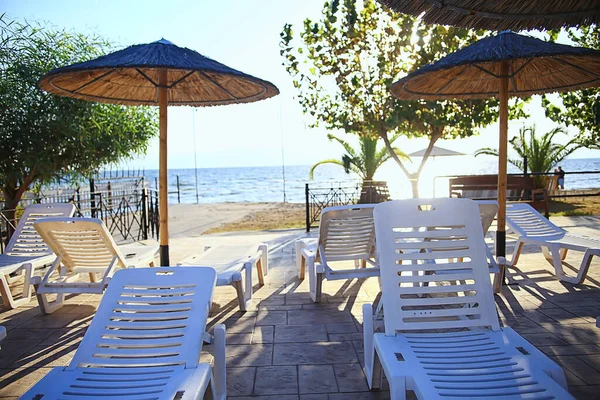 Liegestühle Pool Sonniger Tag Wasser Sommerurlaub Reisen — Stockfoto