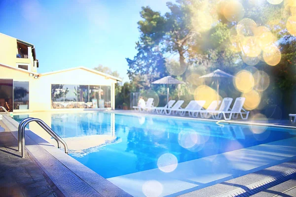 Sol Espreguiçadeiras Piscina Dia Ensolarado Água Verão Viagens Férias — Fotografia de Stock