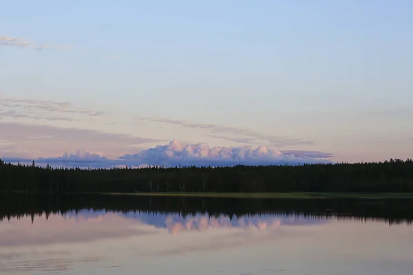 Insjö Utsikt Sommar Vatten Reflektion Skandinavien — Stockfoto