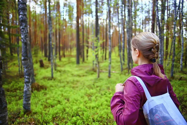 Primavera Floresta Fêmea Windbreaker Trekking Primavera Descanso Natureza Paisagem Fundo — Fotografia de Stock