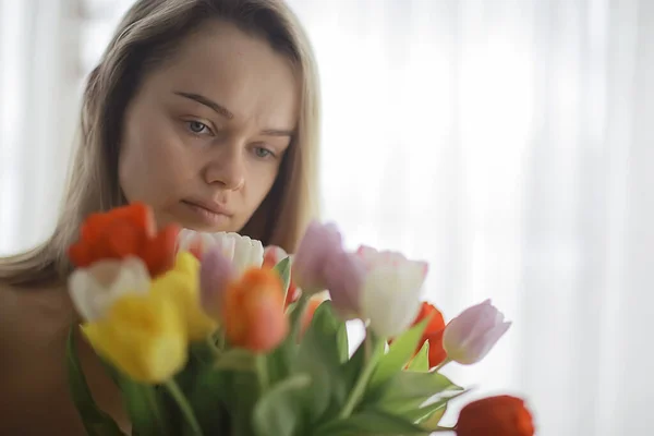 Ramo Femenino Tulipanes Retrato Imagen Primaveral Una Niña Flores — Foto de Stock