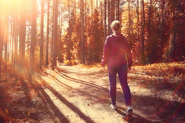 Vrouwelijke Sport Stijl Herfst Bos Fitness Toerisme Een Geel Park — Stockfoto