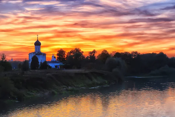 Dekking Nerl Landschapskerk Bij Zonsondergang Zon Lucht Gouden Ring Vladimir — Stockfoto