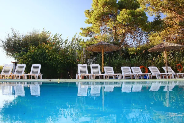 Sun Loungers Pool Sunny Day Water Summer Vacation Travel — Stock Photo, Image