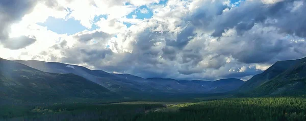 ドローンからのアルタイ山脈のパノラマビュー ロシアの風景の丘の自然ビュー — ストック写真