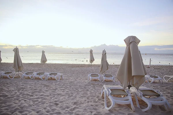 Meksika Karayipler Plajı Oteli Deniz Kenarında Güneşleniyor — Stok fotoğraf