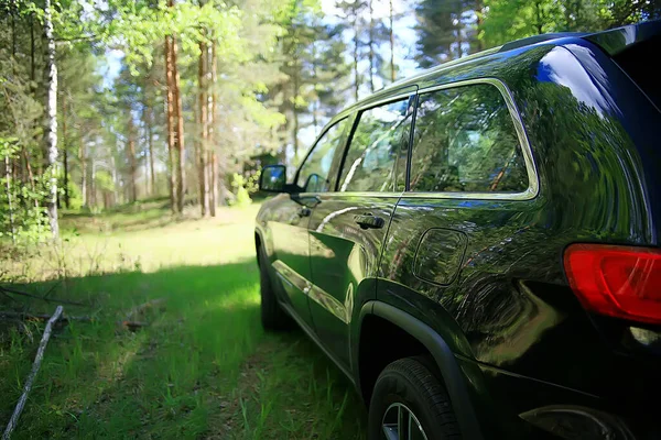 車の性質 抽象的なSuv 夏の背景の断片 — ストック写真