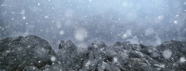 暴风雪冬天的岩石冬天的冰雪寒冷的风景 — 图库照片
