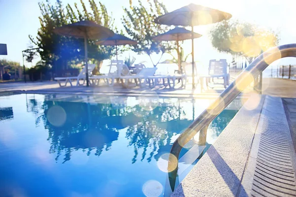 Ligstoelen Zwembad Zonnige Dag Water Zomer Vakantie Reizen — Stockfoto