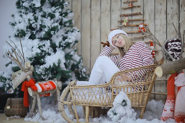 Yeni Yıl Mimarisi Stüdyo Noel Kartı Kadın Havası — Stok fotoğraf