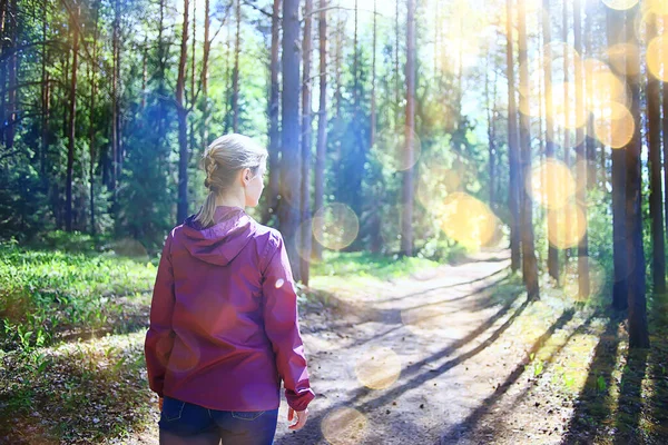 Primavera Foresta Femmina Giacca Vento Trekking Primavera Riposo Natura Paesaggio — Foto Stock