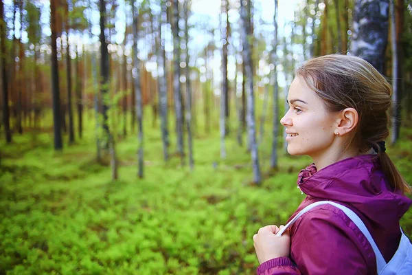 Primavera Floresta Fêmea Windbreaker Trekking Primavera Descanso Natureza Paisagem Fundo — Fotografia de Stock