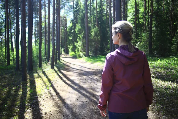 Jarní Les Žena Windbreaker Trekking Jarní Odpočinek Příroda Krajina Pozadí — Stock fotografie