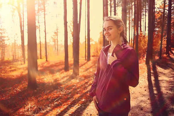 Női Sport Stílus Őszi Erdő Fitness Turizmus Egy Sárga Parkban — Stock Fotó