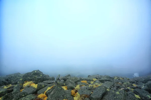 山岩雾景观 背景简约主义 — 图库照片