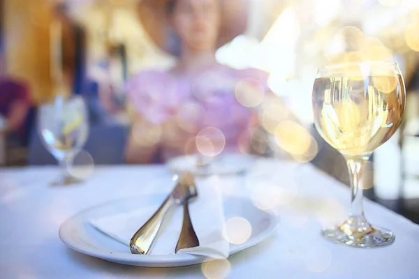 Sommercafé Wein Straßenglas Rest Serviert Feiertage Essen — Stockfoto