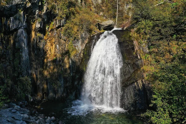 Καταρράκτη Τοπίο Βουνό Altai Russia Teletskoye Λίμνη — Φωτογραφία Αρχείου