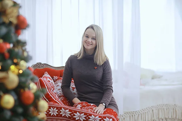 Interior Ano Novo Feminino Estúdio Natal Cartão Postal Mulher Humor — Fotografia de Stock