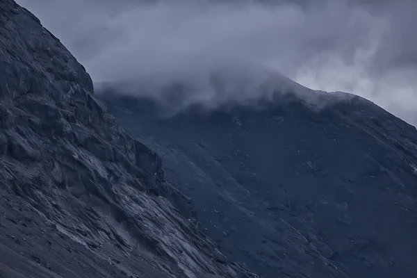 山の岩霧の風景背景ミニマリズム — ストック写真
