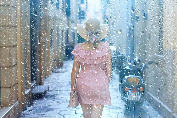 Pioggia Femminile Abito Europa Estate Giornata Piovosa Giovane Donna Turismo — Foto Stock