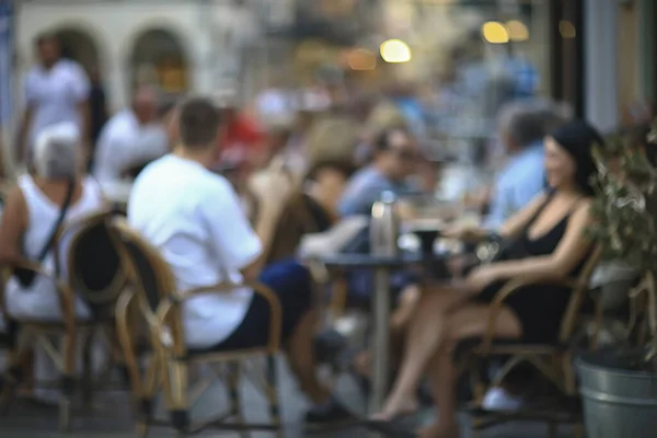 Europeisk Stad Gata Suddig Bakgrund Utanför Sommarbyggnader — Stockfoto