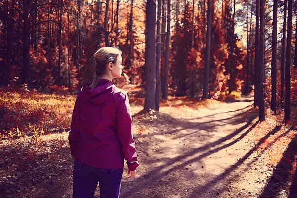 Kobieta Sport Styl Jesień Las Fitness Turystyka Żółtym Parku Liść — Zdjęcie stockowe