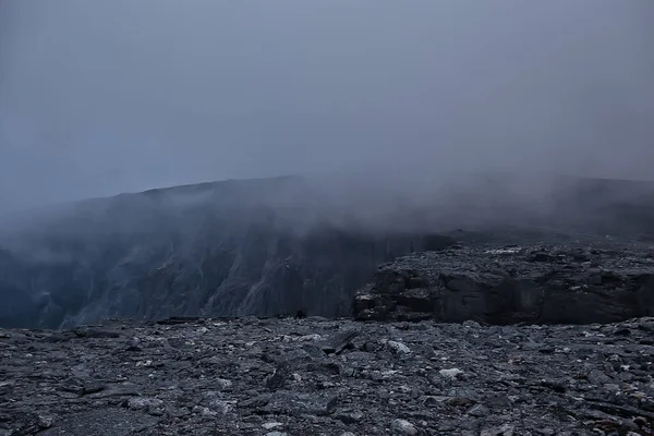 山岩雾景观 背景简约主义 — 图库照片
