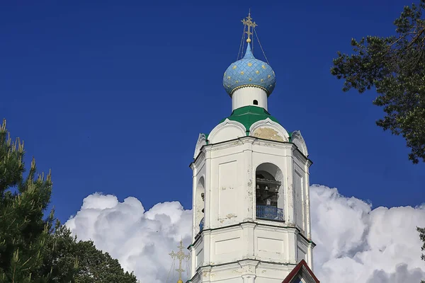 教会ドームクロススカイ宗教建築 — ストック写真